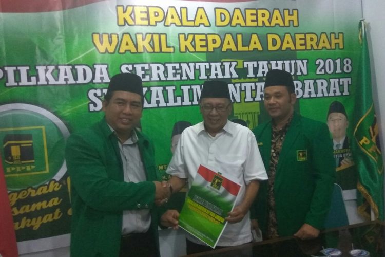 Bupati Kabupaten Kayong Utara, Hildi Hamid (Baju Putih) saat melakukan pendaftaran di kantor DPW PPP Kalbar (11/7/2017)