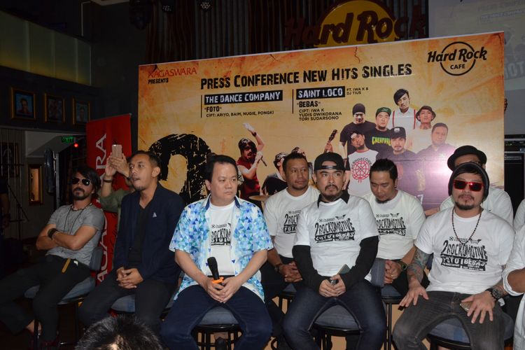 CEO Nagaswara, Rahayu Kertawiguna bersama grup band The Dance Company dan Saint Loco diabadikan pada Jumpa Pers New Hits Singles 2Rockomotive, di Hard Rock Cafe,  Jakarta Pusat,  Kamis (4/5/2017).