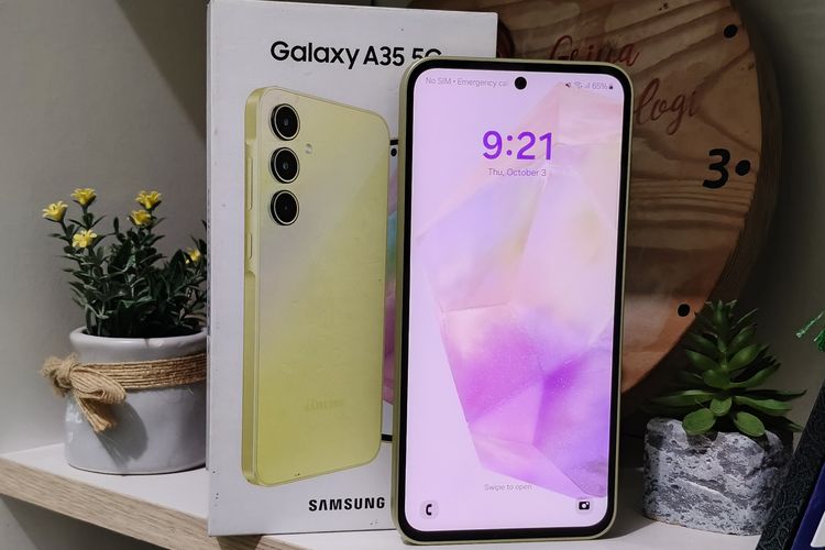 Galaxy A35 Awesome Lemon dengan kotak penjualannya. Desain kotak ini sama seperti ponsel-ponsel Galaxy A-Series lainnya.