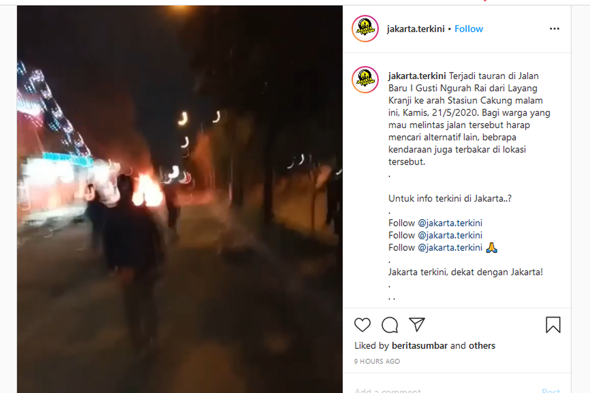 Tawuran antara dua organisasi masyarakat pecah di Jalan I Gusti Ngurah Rai, Jakarta Timur, Kamis (21/5/2020). 