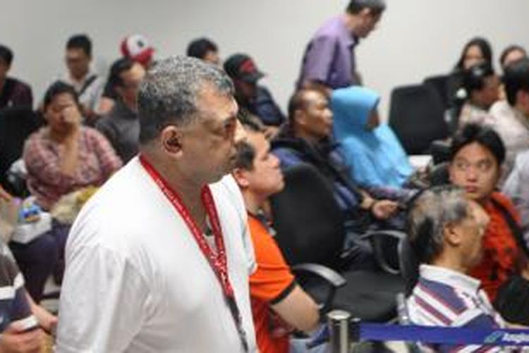 CEO AirAsia Tony Fernandes di Bandara Juanda, Sidoarjo, Jawa Timur, Minggu (28/12/2014) saat konferensi pers mengenai hilangnya pesawat AirAsia QZ8501.