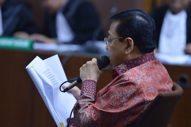 Terdakwa Kasus Korupsi Pengadaan KTP elektronik Setya Novanto mebaca nota pembelaan pada sidang lanjutan di Pengadilan Tipikor, Jakarta, Jumat (13/4). Sidang tersebut mengagendakan pembacaan nota pembelaan (pledoi) dari terdakwa dan penasehat hukum.