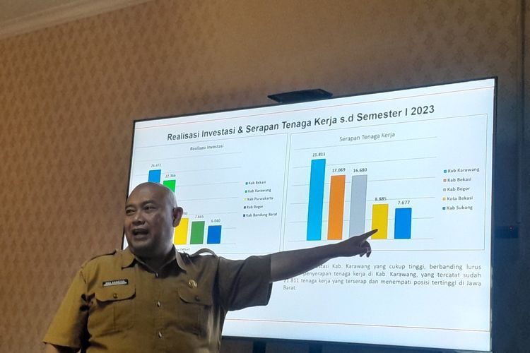 Kepala DPMPTSP Karawang Eka Sanatha tengah memaparkan realisasi investasi di Karawang pada semester 1 2023, Rabu (2/8/2023).