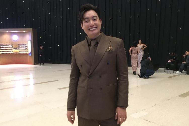 Penampilan Edric Tjandra saat menghadiri ajang Johnny Andrean Awards 2025, di ICE BSD Tangerang, pada Rabu (24/9/2025).