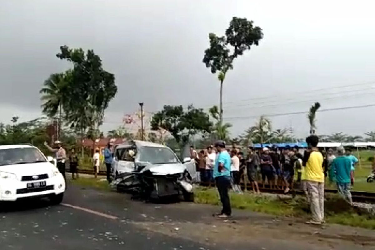 Petugas medis dan kepolisian hendak mengeluarkan korban dari dalam mobil yang tertabrak kereta di perlintasan tanpa palang pintu di Desa Pasirharjo, Kecamatan Talun, Kabupaten Blitar, Sabtu (30/4/2022)