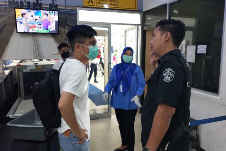 Seorang warga negara China dipulangkam setelah kedatangannya diprotes warga Kabupaten Ketapang, Kalimantan Barat.