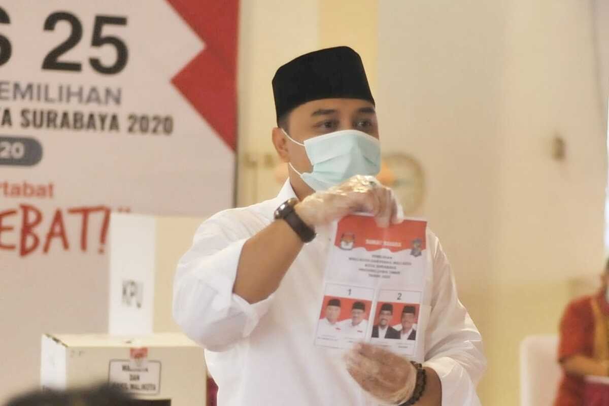 Calon Wali Kota Surabaya Nomor Urut 1 Eri Cahyadi saat mencoblos di TPS 25, Ketintang Selatan 2, Kecamatan Gayungan, Surabaya, Rabu (9/12/2020).