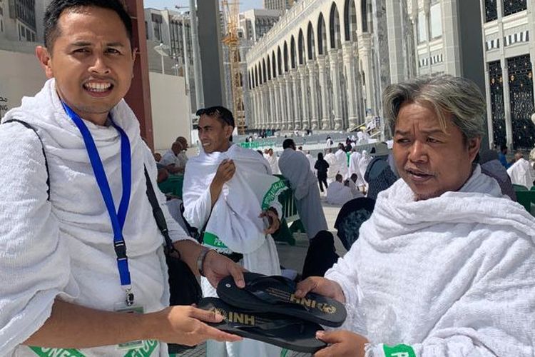 Anggota PPIH membagikan sandal untuk jemaah haji di Masjidil Haram, Makkah, Arab Saudi.