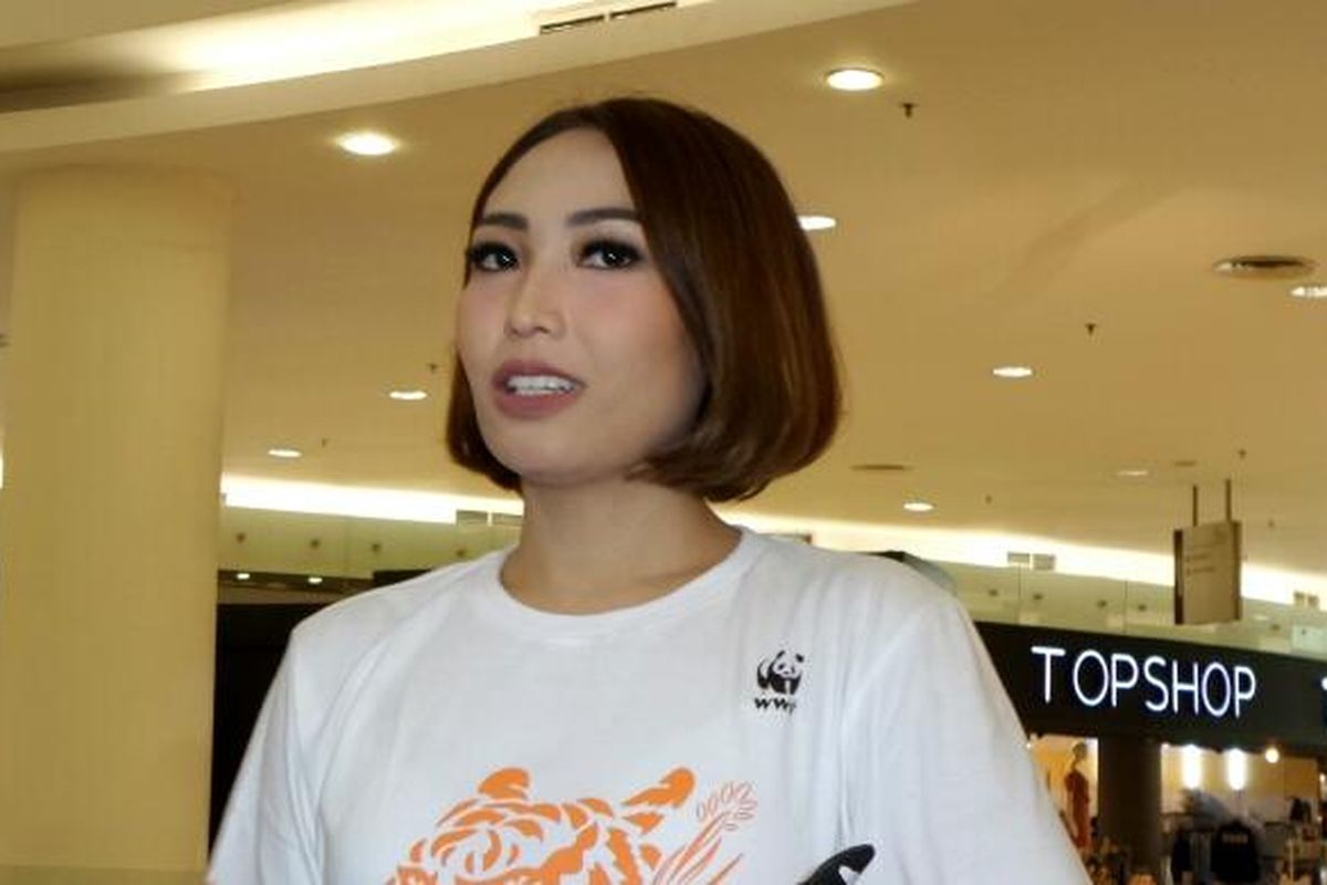 Ayu Dewi di kawasan Senayan, Jakarta Pusat, Jumat (29/7/2016).