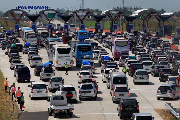 Ilustrasi kepadatan kendaraan di gerbang pintu keluar Tol Palimanan. Cek perbandingan perkiraan biaya mudik dari Jakarta ke Surabaya melalui jalur darat, mulai dari mobil pribadi, bus, dan kereta api.
