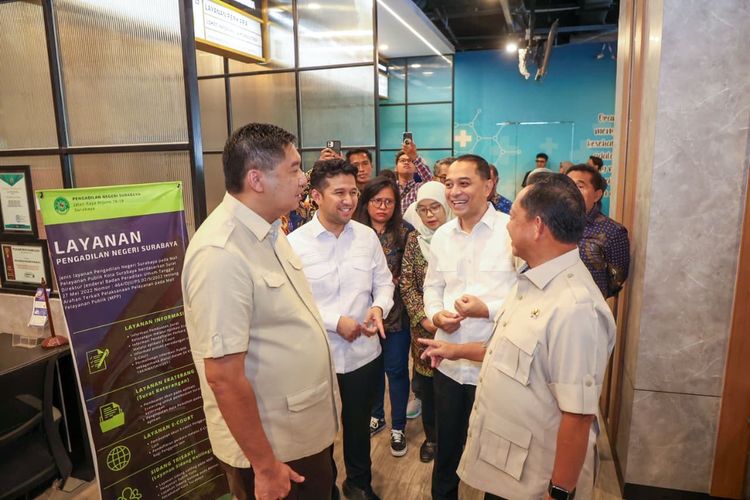 Menteri Dalam Negeri Tito Karnavian, Menteri PKP Maruarar Sirait, Wali Kota Surabaya Eri Cahyadi, dan Wagub Jatim Emil Dardak meninjau pelayanan Persetujuan Bangunan Gedung (PBG) di Mal Pelayanan Publik (MPP) Siola, Surabaya, Jumat (17/10/2025).