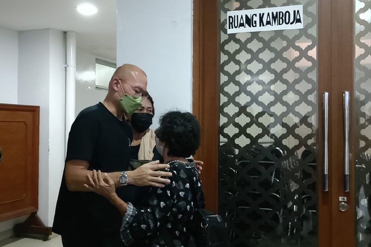 Anak mendiang Rima Melati, Aditya Tumbuan di Rumah Duka Sentosa pada Kamis (23/6/2022). 