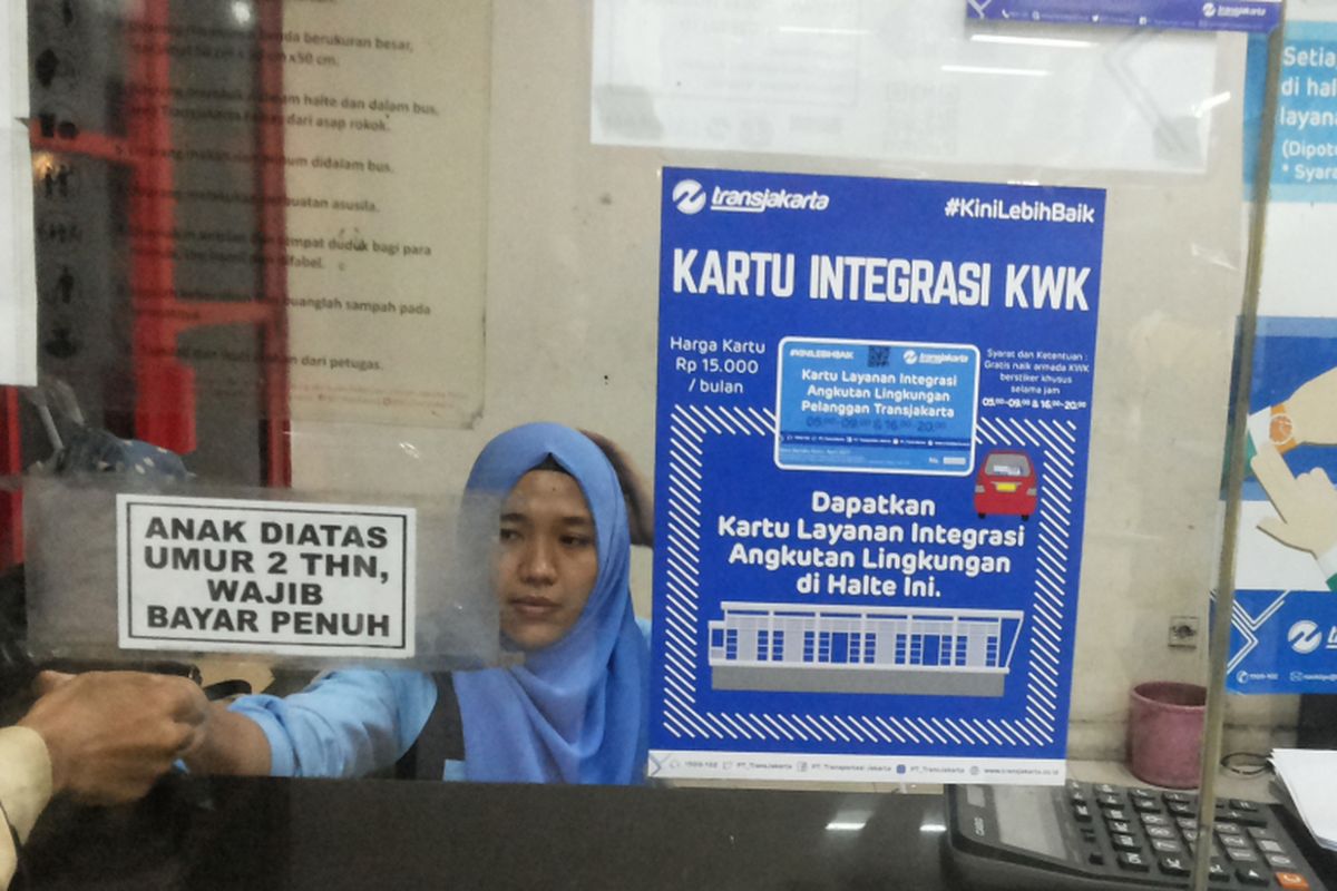 Stiker di loket Halte Transjakarta PGC Cililitan yang bertuliskan pemberitahuan bahwa loket tersebut melayani penjualan kartu khusus untuk penumpang transjakarta yang ingin naik angkot KWK gratis pada jam-jam tertentu.