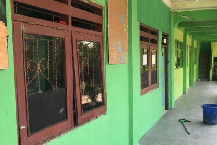 TKP - Suasana Lokasi Kejadian di ruang lima yaitu di Kelas XII IPS Madrasah Aliyah (MA) Yayasan Islam Suhada (YASUA), Kecamatan Kebonagung, Kabupaten Demak. 