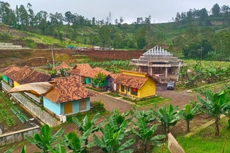 Bangunan masjid yang belum mengantongi ijin PBG di kawasan lahan pertanian kru film Preman Pensiun di Kampung Mojang Desa Sukakarya Kecamatan Samarang, Rabu (10/09/2025)