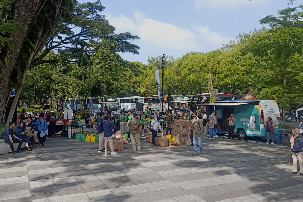 Mudik Gratis Angkutan Lebaran Tahun 2023 Pemerintah Kota Bandung melalui Dinas Perhubungan Kota Bandung di Balaikota Bandung, Jalan Wastukencana, Kota Bandung, Sabtu (15/4/2023).