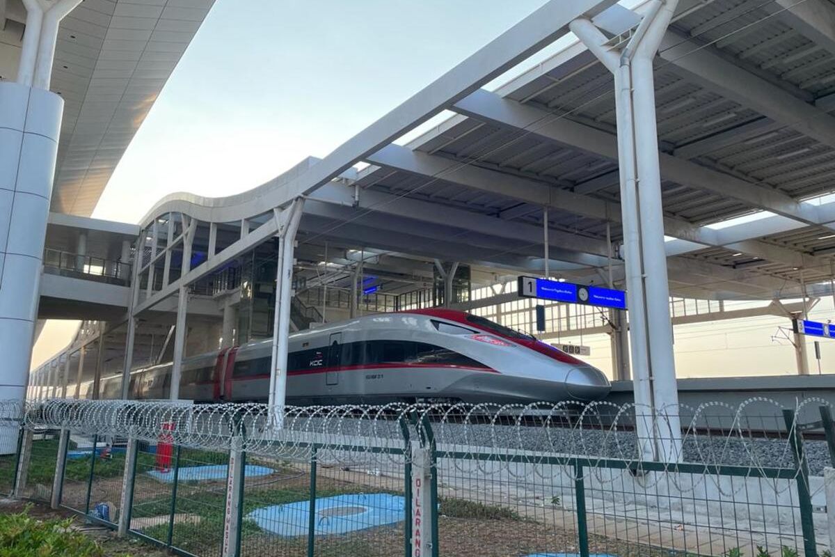 Kereta Cepat Whoosh saat terparkir di Stasiun Tegalluar, Kabupaten Bandung, Jawa Barat