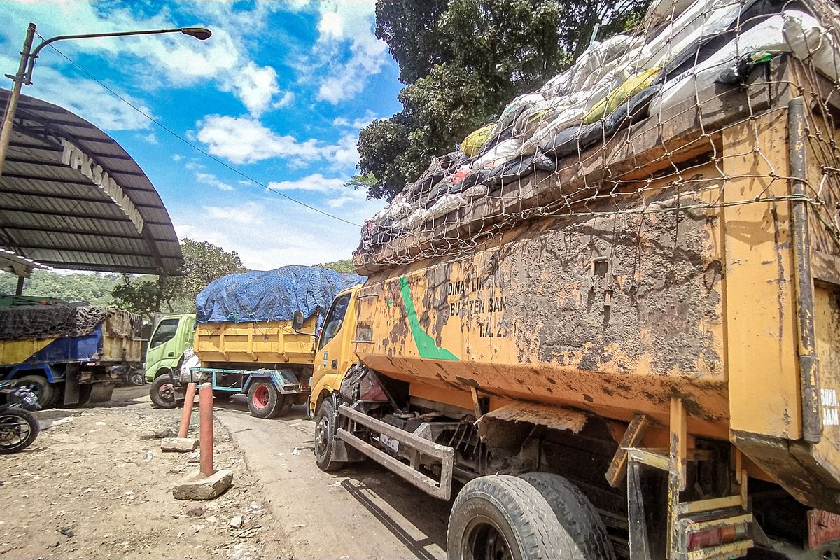 Antrean truk sampah di TPA Sarimukti, Bandung Barat, Jawa Barat, Rabu (18/1/2023).