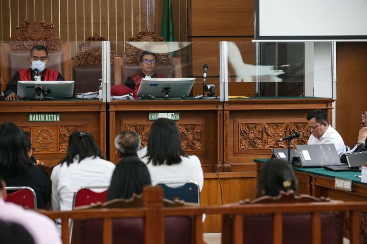 Terdakwa kasus pembunuhan berencana terhadap Nofriansyah Yosua Hutabarat atau Brigadir J, Kuat Ma'ruf menjalani sidang di Pengadilan Negeri Jakarta Selatan, Rabu (2/11/2022). Sebanyak 12 orang saksi termasuk orangtua Brigadir J dihadirkan Jaksa Penuntut Umum (JPU).