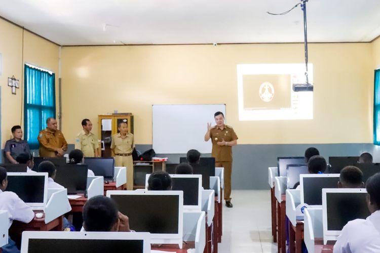 Bupati Kabupaten Kaimana Papua Barat, Freddy Thie memberikan motivasi kepada 60 pelajar calon penerima beasiswa SMA Karunia Kasih Nusa Tenggara Timur (NTT) di Laboratorium SMA Negeri 2 Kaimana, Selasa, 31 Januari 2023.