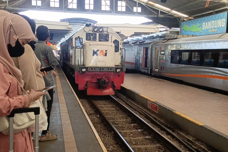 Pulang Kerja Bandung ke Cicalengka Naik Commuter Line, Chela Sorot Gerbong Padat hingga Keamanan