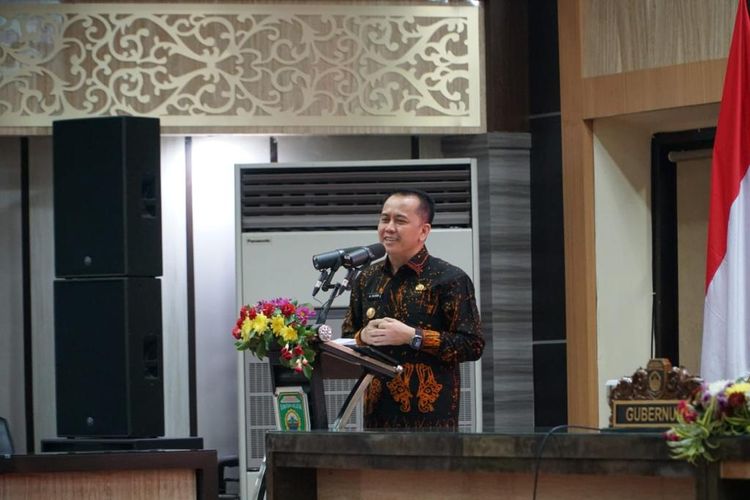 Penjabat (Pj) Gubernur Sumatera Selatan (Sumsel) Agus Fatoni saat rapat bersama para Kepala OPD di lingkungan Pemprov Sumsel di Ruang Rapat Auditorium Bina Praja, Kota Palembang, Sumsel, Jumat (6/10/2023).
