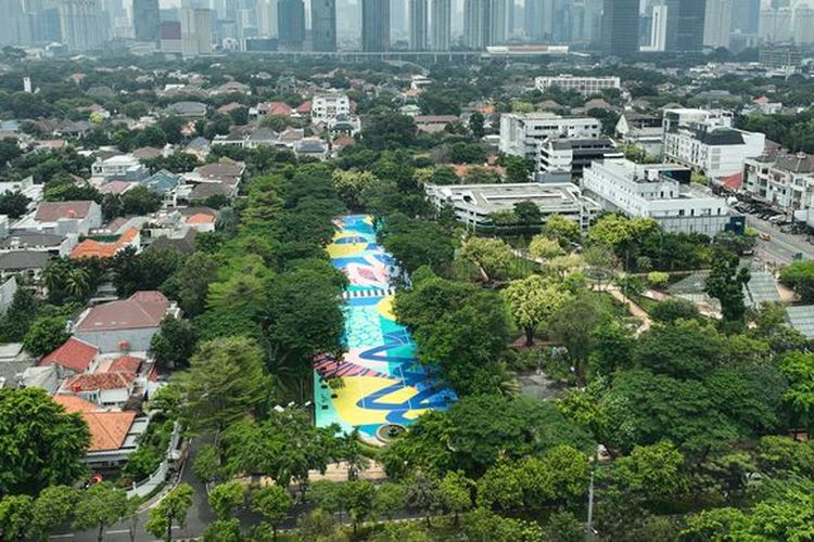 Foto udara lapangan yang telah selesai dimural oleh seniman mural Adi Dharma atau dikenal dengan Streoflow di taman Menteng, Jakarta Pusat, Selasa (18/10/2022). Mural bertajuk Gelora Ragam ini diaplikasikan di empat lapangan yang ada di taman Menteng