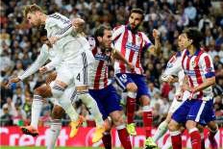 Para pemain Real Madrid dan Atletico Madrid melakoni duel bola atas pada partai perempat final Liga Champions di Stadion Santiago Bernabeu, 22 April 2015.