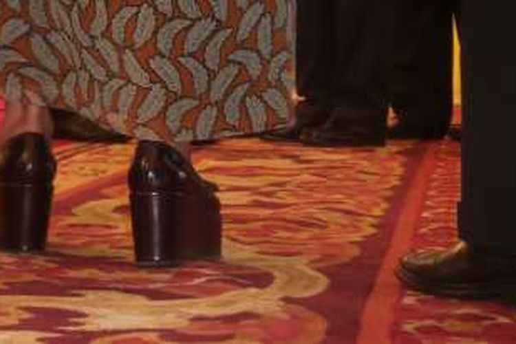 Penampakan sepatu Menteri Kelautan dan Perikanan Susi Pudjiastuti saat mengikuti pertemuan kenegaraan antara Presiden Joko Widodo dengan Perdana Menteri Selandia Baru John Key di Istana Merdeka, Senin (18/7/2016).