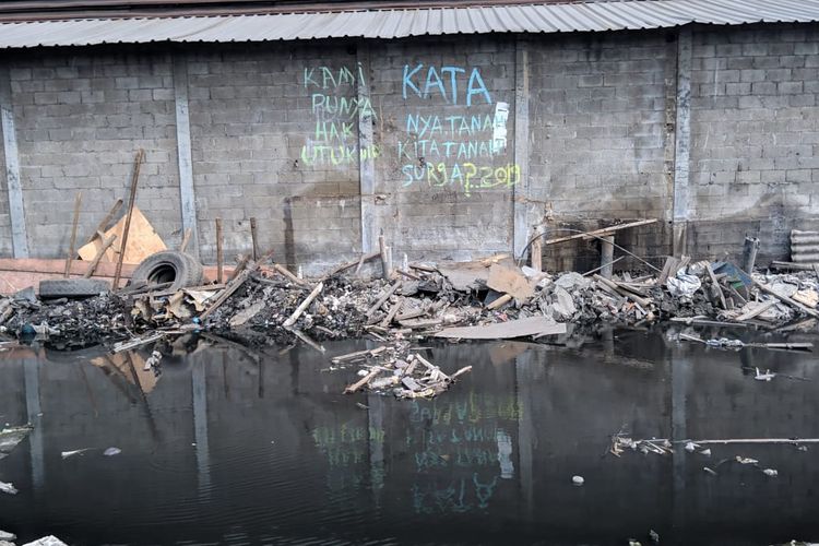 Tulisan protes Warga Sunter Agung Perkasa atas penggusuran di Jalan Sinter Agung Perkasa 8, Jakarta Utara, Minggu (24/11/2019)