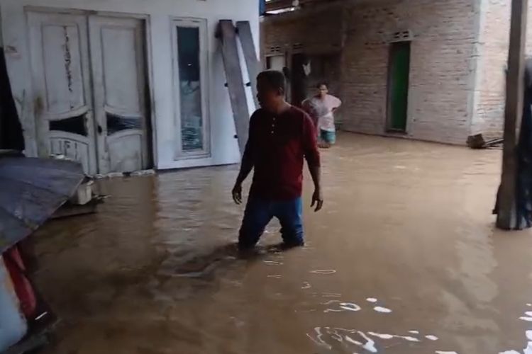 Banjir di Padang, 2 Kecamatan Paling Terdampak, Lebih dari 100 Jiwa Dievakuasi
