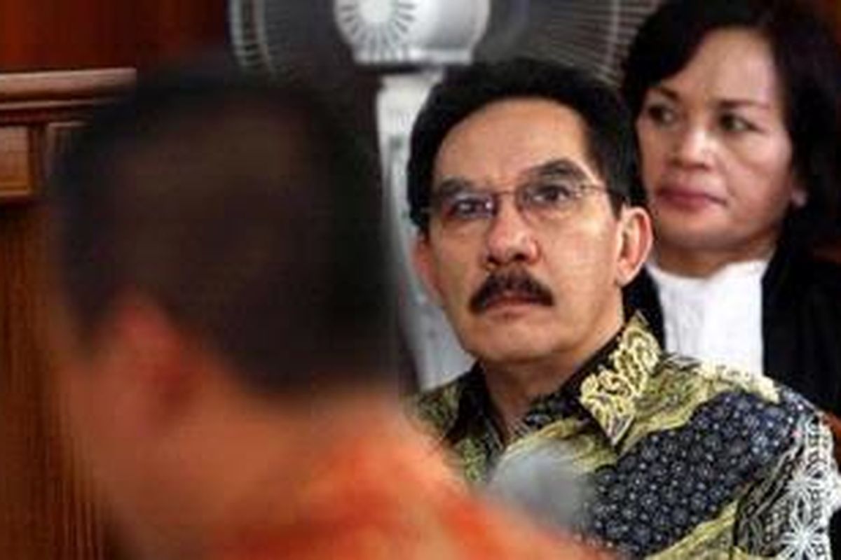 Mantan Ketua KPK, Antasari Azhar menjalani persidangan terkait kasus pembunuhan Direktur PT Putra Rajawali Banjaran, Nasrudin Zulkarnaen di Pengadilan Negeri Jakarta Selatan, Selasa (05/01/2010). 