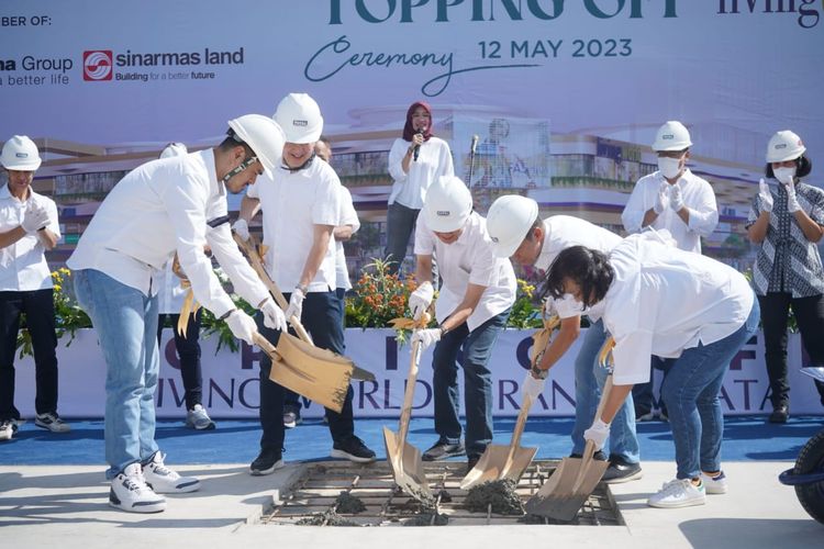 Fariyanto Nickholas Sonda (CEO Retail & Hospitality Sinarmas Land), Herry Hendarta (Wakil Direktur Utama PT Sahabat Duta Wisata sekaligus Direktur Sinarmas Land), Prabowo Widya Krisnadi (Komisaris Kawan Lama Group), Sugiyanto Wibawa (Business Director Kawan Lama Group), dan Erlina Kusumawati (Komisaris PT Sahabat Duta Wisata sekaligus Deputy CEO PT Putra Alvita Pratama) secara simbolis melakukan seremoni penanaman paku emas dan penimbunan semen menggunakan sekop emas dalam acara Topping Off Mall Living World Grand Wisata di Bekasi, Jumat (12/5/2023).