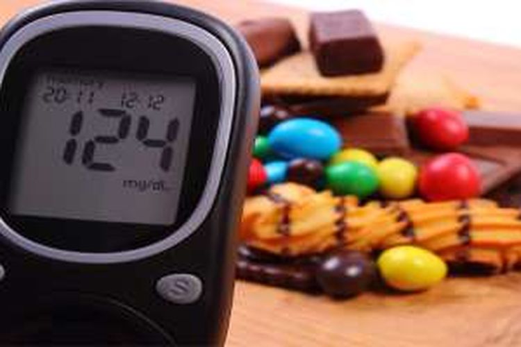 Melakukan pemeriksaan kadar gula darah secara berkala adalah salah satu upaya deteksi dini penyakit ini. Bila nilai gula darah memang tinggi, Anda dapat mengambil langkah awal pencegahan. 
