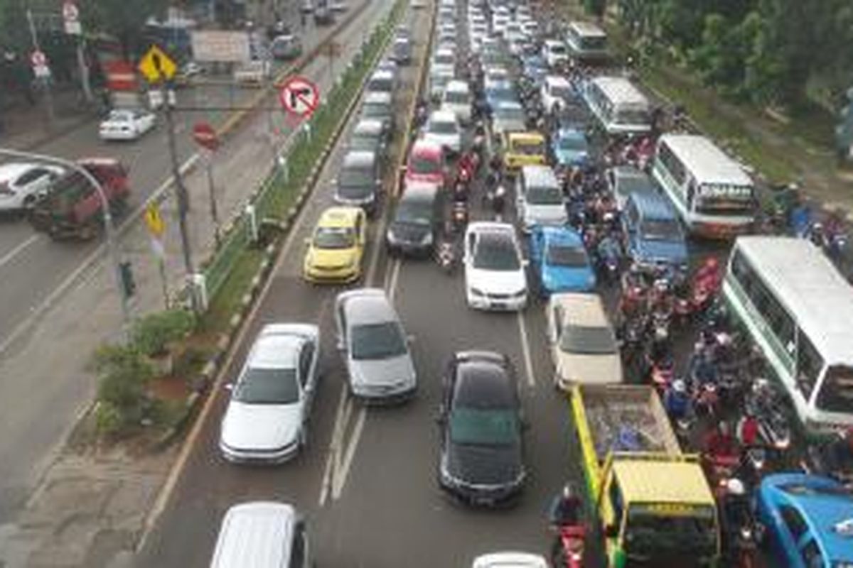 Situasi di Jalan Mampang Prapatan arah Kuningan, Jakarta Selatan pada Rabu (30/12/2015) sekitar pukul 09.00. Terlihat cukup banyak mobil maupun sepeda motor yang menerobos busway yang ada di sisi kanan jalan. Padahal, separator busway di lokasi tersebut sudah ditinggikan.