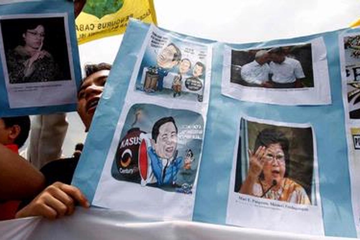 Massa dari berbagai elemen melakukan unjuk rasa di depan Istana Negara Jakarta, Kamis (28/01/2010). Unjuk rasa ini dalam rangka menyikapi kinerja 100 hari pemerintahan Susilo Bambang Yudhoyono. 