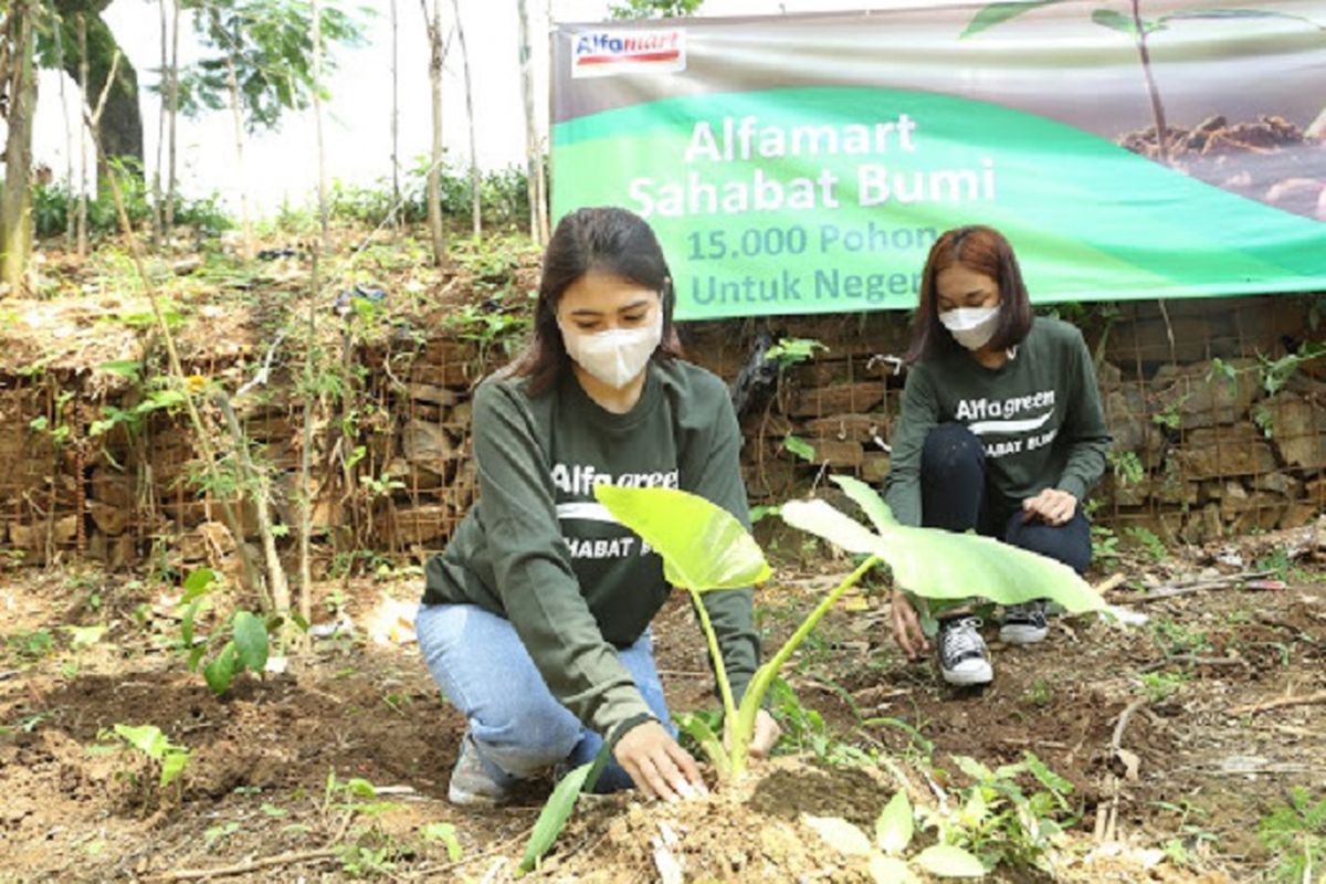 Sebagai bentuk kepedulian terhadap kelestarian lingkungan, program Alfamart Sahabat Bumi menanam 15.000 pohon untuk Indonesia. 