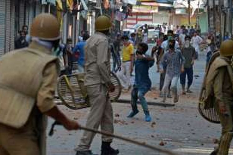 Polisi India bentrok dengan para demonstran yang marah di Srinagar, ibu kota Negara Bagian Kashmir, Senin (11/7/2016).