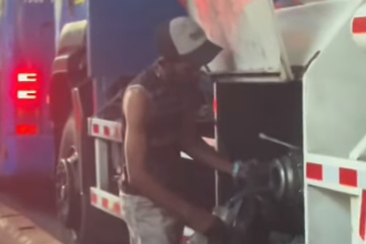 Tangkapan layar unggahan video yang memperlihatkan seorang pria diduga mengambil bahan bakar minyak (BBM) dari truk tangki yang terjebak macet.