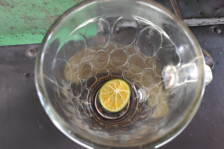 Ilustrasi irisan jeruk wedang untuk pelengkap teh kampul khas Solo. 