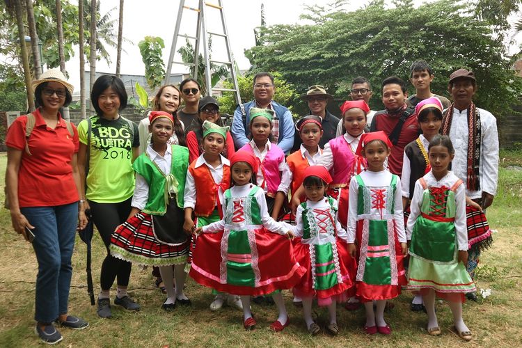 Anak-anak Kampung Tugu yang menampilkan tarian Noni Tugu berfoto bersama dengan peserta tur Kampung Tugu usai penampilan, Minggu (3/11/2019).