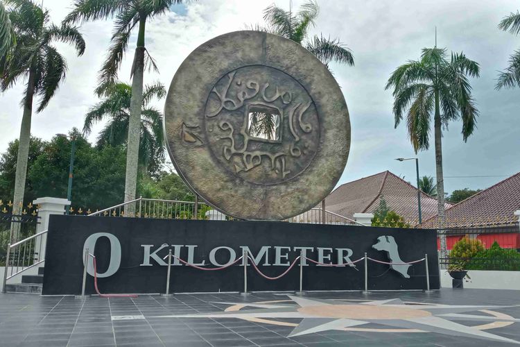 Tugu koin (Gongsi) di Pangkalpinang, Kepulauan Bangka Belitung, Sabtu (13/3/2021). 