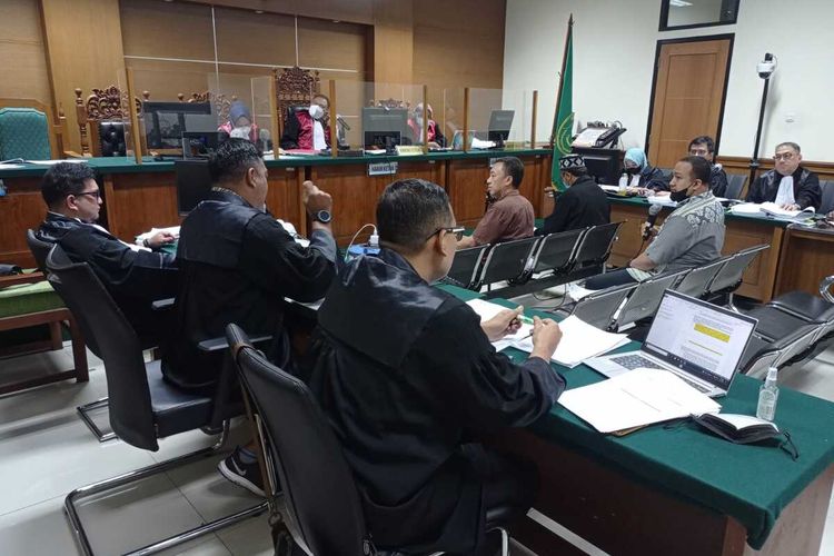 Tiga terdakwa kasus korupsi pengadaan lahan SMKN 7 Tangsel dimintai keterangan oleh hakim dan JPU KPK di Pengadilan Tipikor Serang