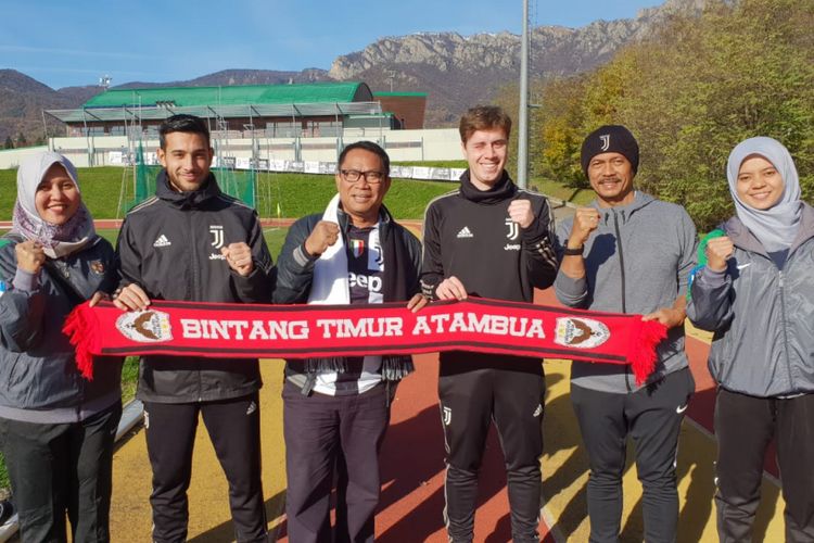 Pendiri Akademi Sepak Bola Bintang Timur Atambua, Kabupaten Belu, Nusa Tenggara Timur (NTT), bersama pelatih timnas Indonesia U-19, Indra Sjafri, berpose bersama manajemen Juventus Footbal Academy.