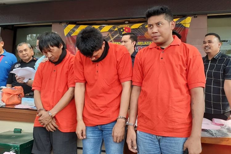 Tiga pegawai BNN Gadungan ditangkap Polres Metro Jakarta Selatan karena melakukan pemerasan hingga ratusan juta rupiah, Selasa (19/7/2019)