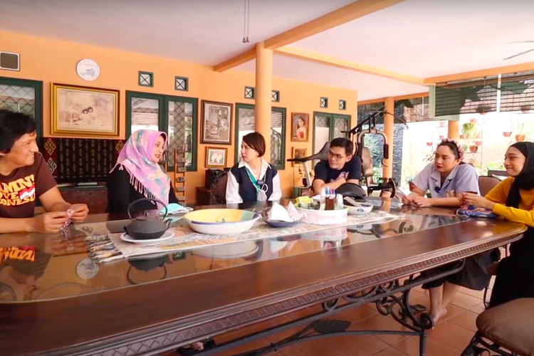 Ruang makan di kediaman Ikang Fawzi dan Marissa Haque