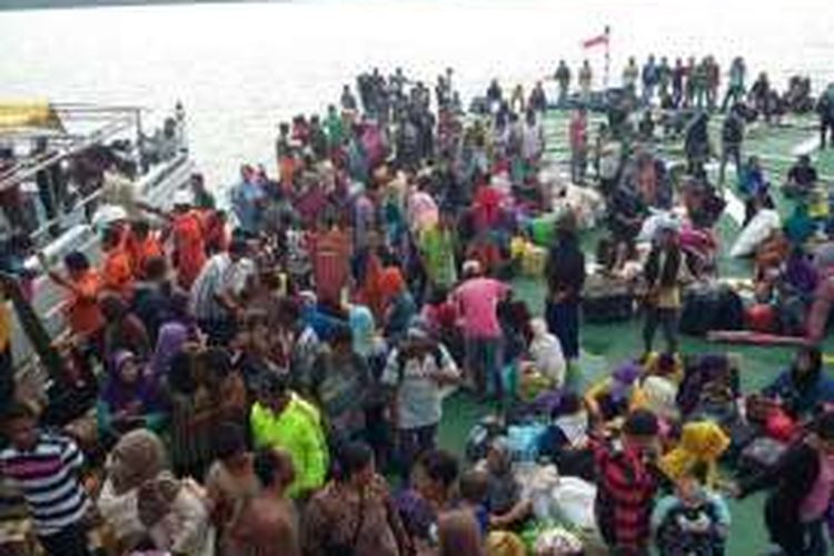 Ratusan penumpang kapal KM Teluk Sabrina yang mengalami patah AS kemudi di laut Banda dievakuasi tim.SAR Kendari di atas KN Pacitan. Foto SAR Kendari