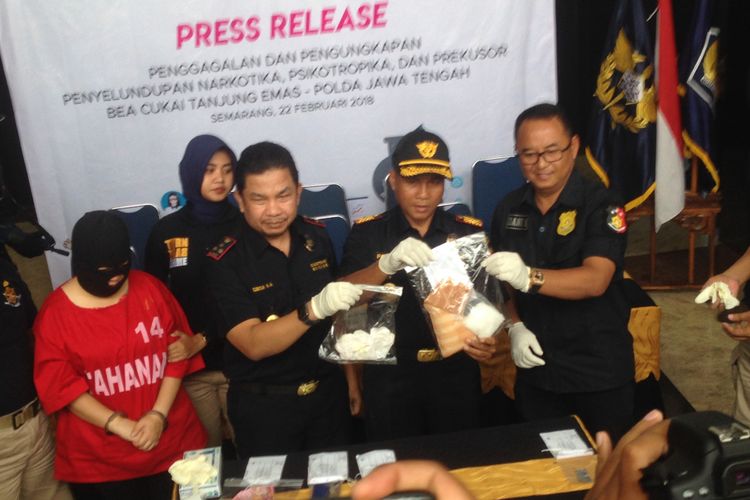 Bea dan Cukai berhasil mengungkap penyelundupan narkotika jenis sabu 538 gram di terminal kedatangan internasional Bandara Ahmad Yani, Semarang, Kamis (22/2/2018).