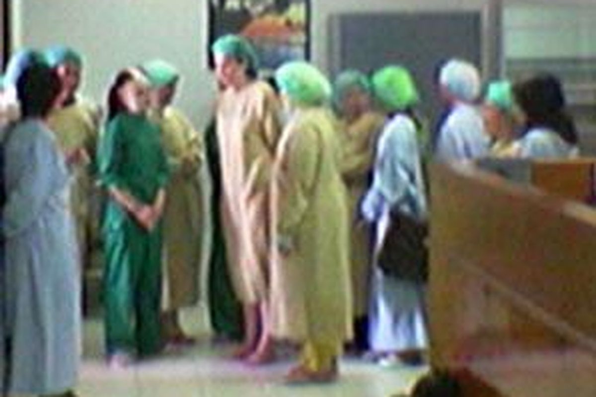 Lisa (wajah diperban) dikunjungi Konsul Jenderal AS untuk Surabaya Karen McLelan (ke empat dari kiri) di Gedung Bedah Pusat Terpadu RSU Dr Soetomo Surabaya, Senin (19/11) lalu . 