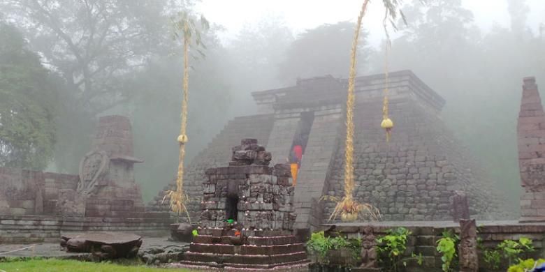 Kabut di Candi Sukuh, lereng Gunung Lawu, Desa Berjo, Kecamatan Ngargoyoso, Kabupaten Karanganyar, Jawa Tengah